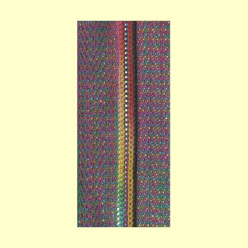Cadena larga de nylon con cinta y dientes de varios colores